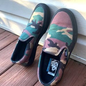 Vans in Retro Camo Men’s 6/Women’s 8